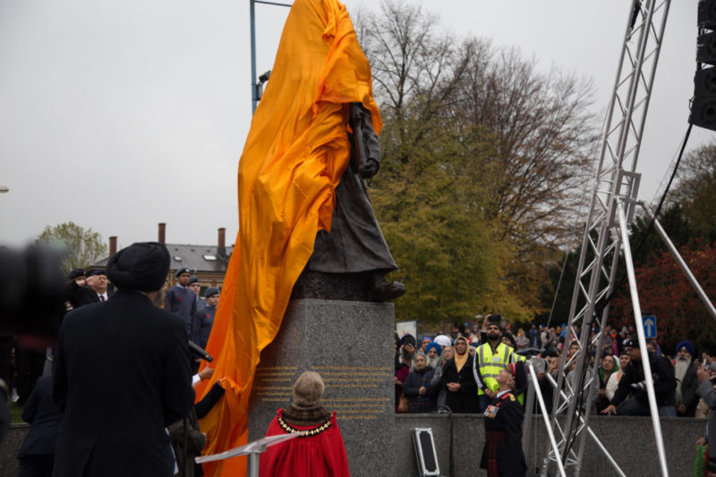 The moment the Lions of the Great War statue was unveiled in Smethwick High Street