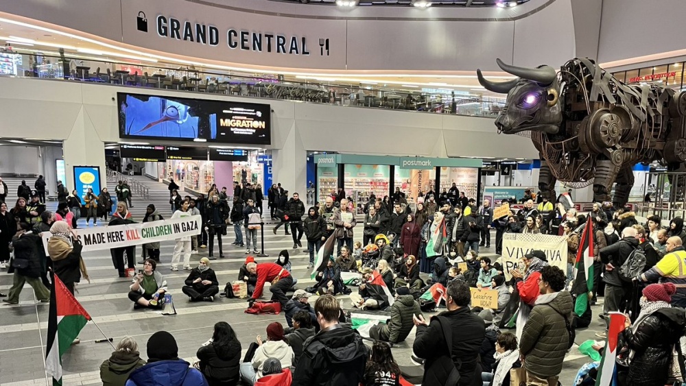 Activists ‘occupy’ Birmingham New Street Station to protest “deplorable” Gaza aid suspension